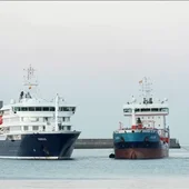 El MV Hondius, afectado por el hantavirus, reposta en el puerto de Tenerife antes de su evacuación final. El MV Hondius, afectado por el hantavirus, reposta en el puerto de Tenerife antes de su evacuación final.
