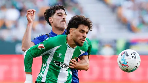 Abde protege el balón con el cuerpo ante Nacho Vidal. Abde protege el balón con el cuerpo ante Nacho Vidal.