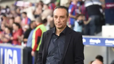 El técnico se mostraba abatido al finalizar el choque El técnico se mostraba abatido al finalizar el choque
