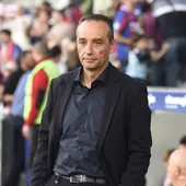 El técnico se mostraba abatido al finalizar el choque El técnico se mostraba abatido al finalizar el choque