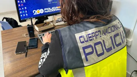 Agente de la Policía Nacional. Agente de la Policía Nacional.
