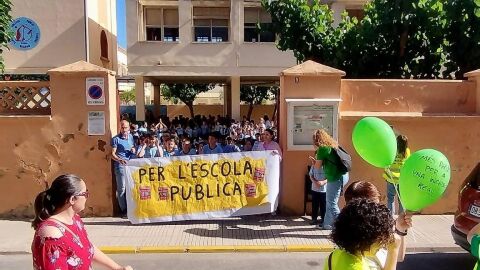 Segunda jornada de huelga, alumnos esperan a los profesores a las puertas del colegio Blasco Ib&aacute;&ntilde;ez de Alzira
