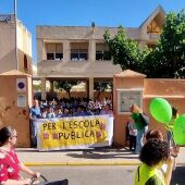 Segunda jornada de huelga, alumnos esperan a los profesores a las puertas del colegio Blasco Ibáñez de Alzira