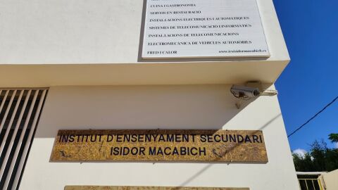 Fachada exterior del Institut Isidor Macabich Fachada exterior del Institut Isidor Macabich