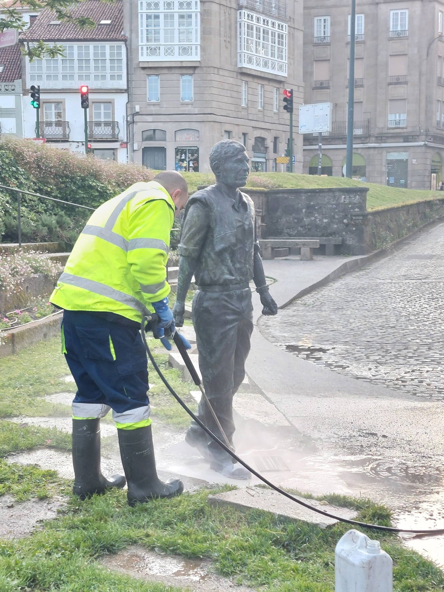 El concello de Santiago limpia la pintada de la estatua de Moncho Reboiras en la rúa Carreira do Conde El concello de Santiago limpia la pintada de la estatua de Moncho Reboiras en la rúa Carreira do Conde