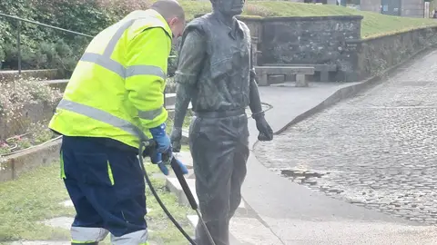 El concello de Santiago limpia la pintada de la estatua de Moncho Reboiras en la rúa Carreira do Conde El concello de Santiago limpia la pintada de la estatua de Moncho Reboiras en la rúa Carreira do Conde