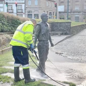 El concello de Santiago limpia la pintada de la estatua de Moncho Reboiras en la rúa Carreira do Conde El concello de Santiago limpia la pintada de la estatua de Moncho Reboiras en la rúa Carreira do Conde