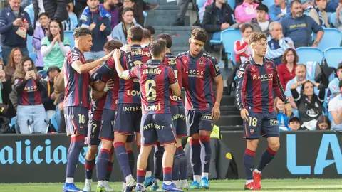 El Levante pasa la noche fuera del descenso, y monta un lío tremendo en la lucha por la salvación El Levante pasa la noche fuera del descenso, y monta un lío tremendo en la lucha por la salvación