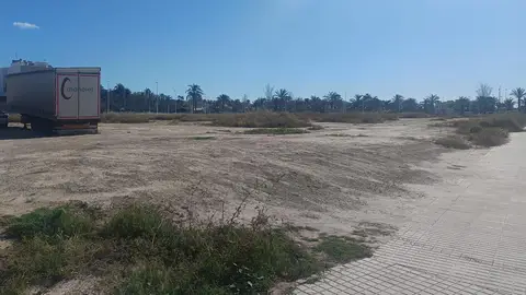 Parcela en la que se va a contrauir el polideportivo de Puertas Coloradas de Elche. Parcela en la que se va a contrauir el polideportivo de Puertas Coloradas de Elche.