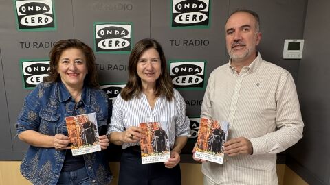 Mari Carmen Jimenez y Jes&uacute;s Miralles con el cartel de las fiestas de San Pascual