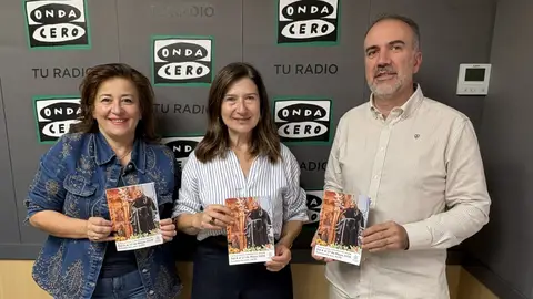 Mari Carmen Jimenez y Jesús Miralles con el cartel de las fiestas de San Pascual Mari Carmen Jimenez y Jesús Miralles con el cartel de las fiestas de San Pascual