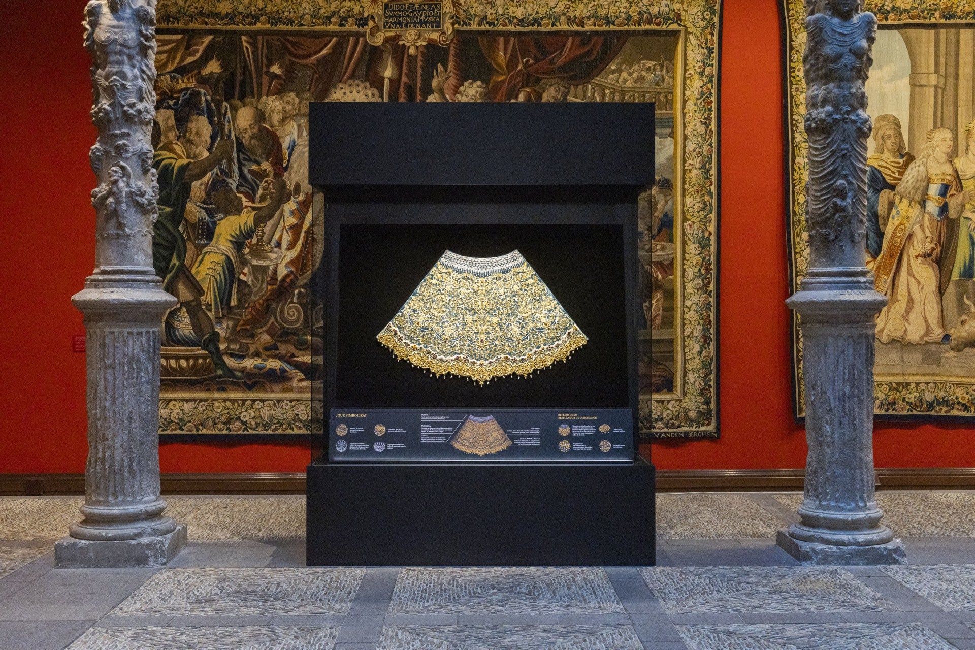 Fundación Ibercaja dona un manto a la Virgen por su 150 aniversario Fundación Ibercaja dona un manto a la Virgen por su 150 aniversario