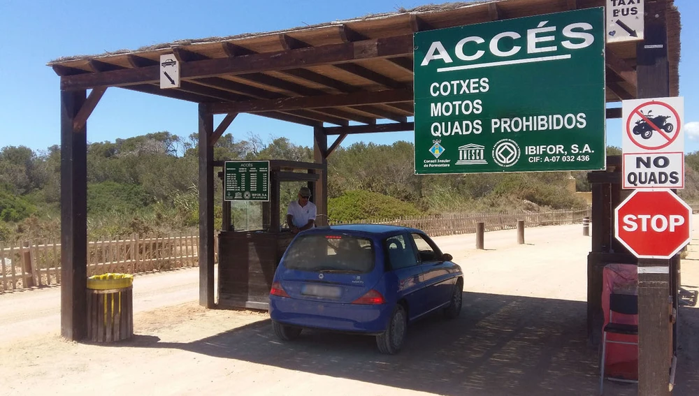 Control de acceso a una de las zonas emblemáticas de Formentera Control de acceso a una de las zonas emblemáticas de Formentera