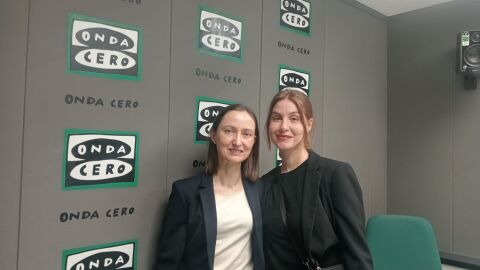 Elena Aguilar y Clara Conde en los estudios de Onda Cero. 