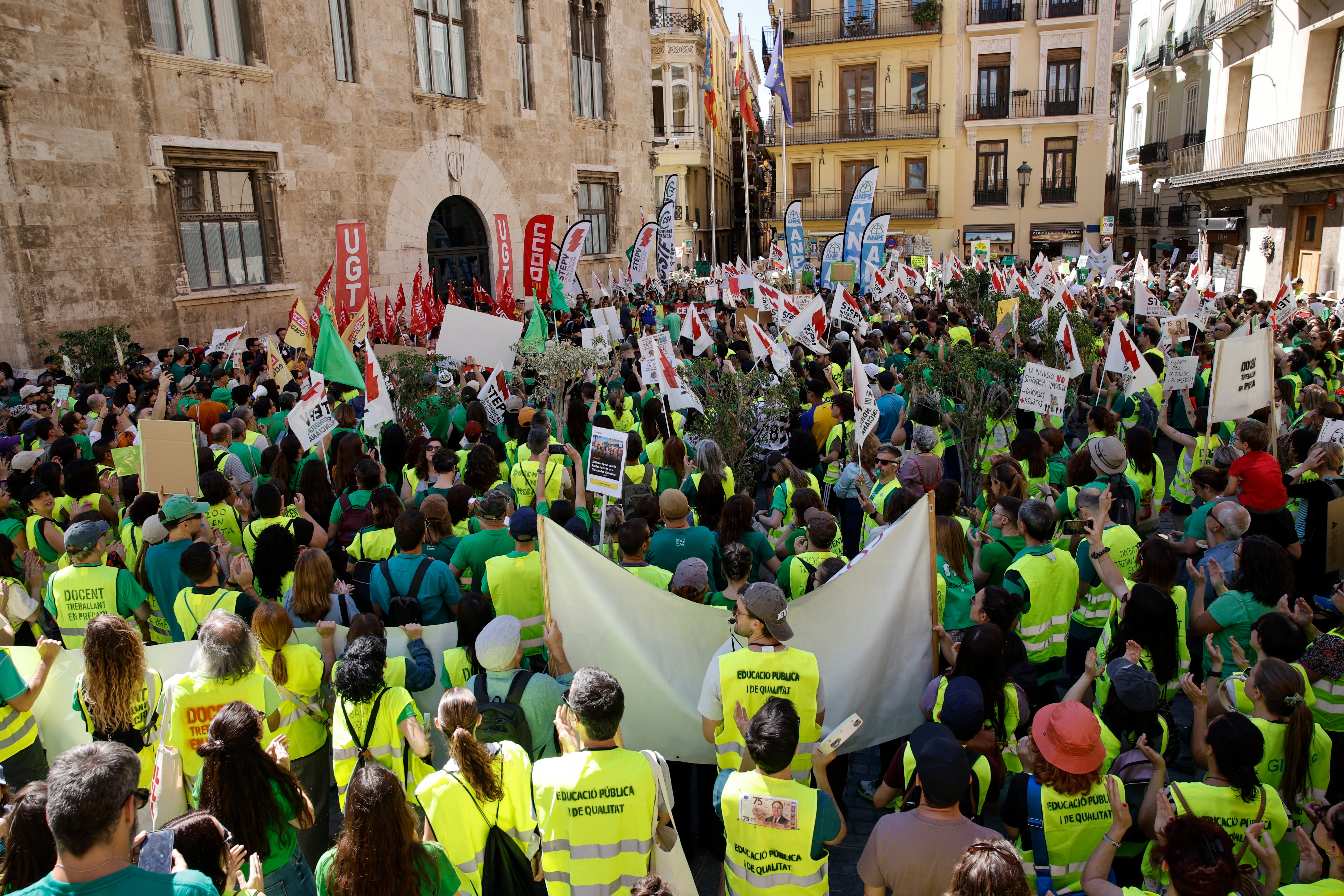 Centenares de docentes valencianos protestan frente al Palau de la Generalitat Centenares de docentes valencianos protestan frente al Palau de la Generalitat
