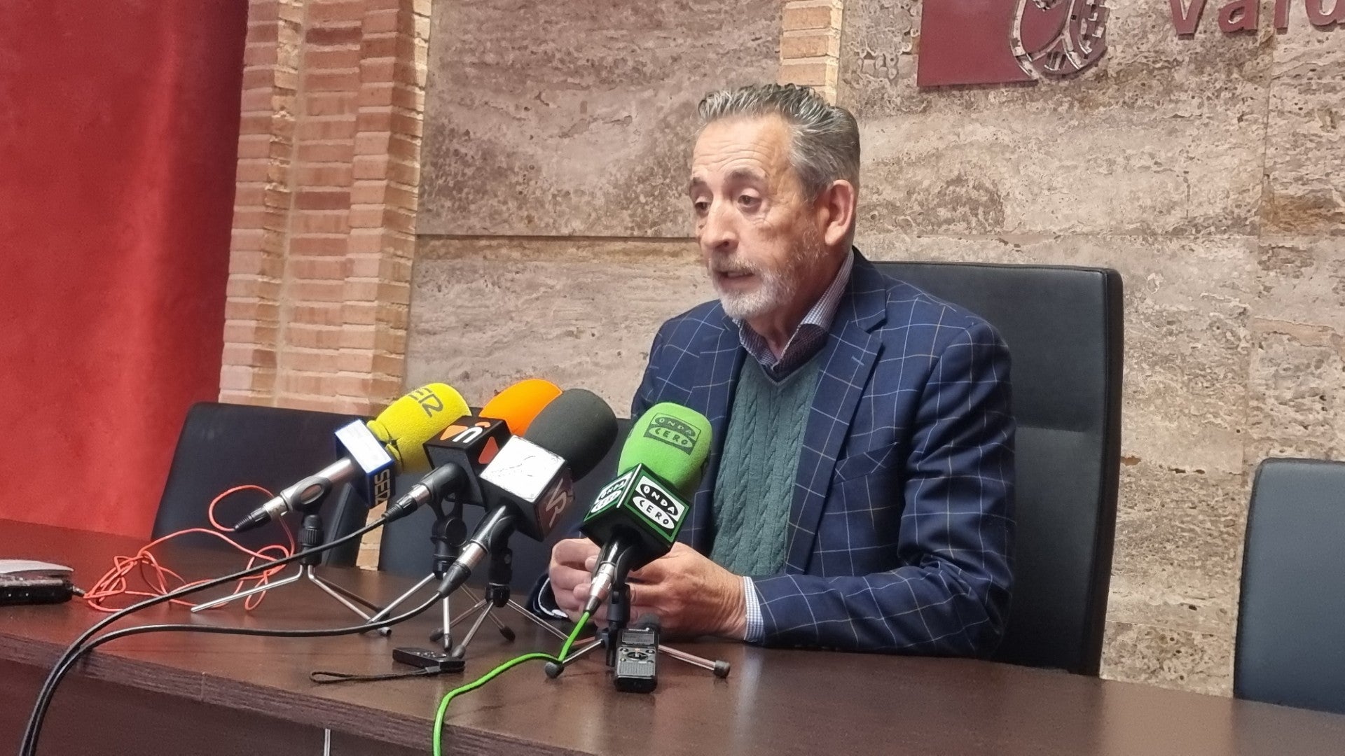 El alcalde de Valdepeñas asegura que el PSOE lleva meses insistiendo en que vuelva a encabezar la candidatura socialista El alcalde de Valdepeñas asegura que el PSOE lleva meses insistiendo en que vuelva a encabezar la candidatura socialista
