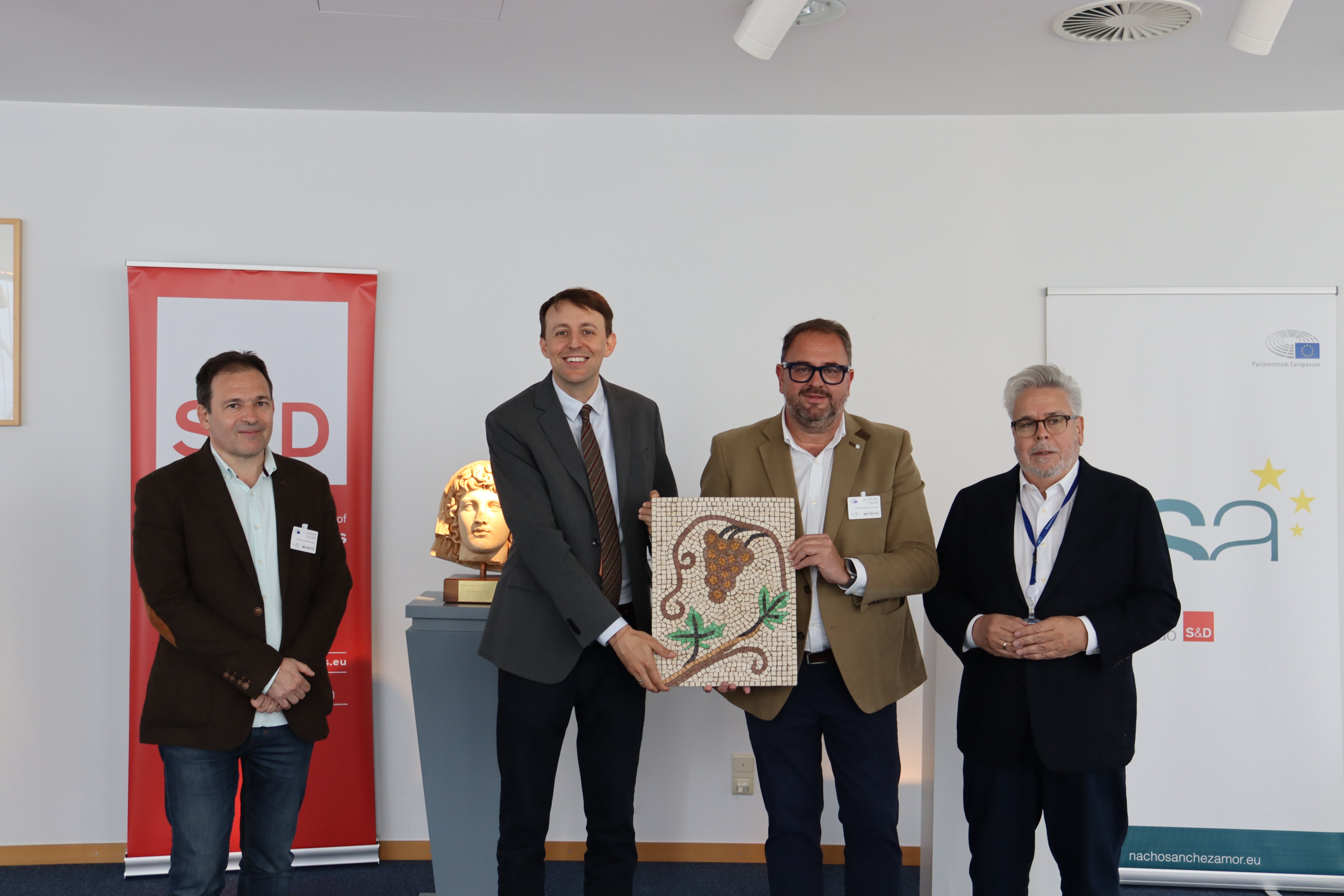 El Parlamento Europeo recibe dos piezas de valor cultural realizadas por la artista extremeña Luisa Díaz Silvano. El Parlamento Europeo recibe dos piezas de valor cultural realizadas por la artista extremeña Luisa Díaz Silvano.