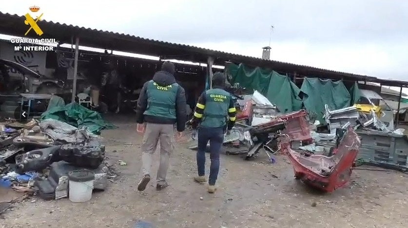 Detenidas 15 personas por sustraer coches para vender sus piezas: así robaban los vehículos y los desguazaban en una finca Detenidas 15 personas por sustraer coches para vender sus piezas: así robaban los vehículos y los desguazaban en una finca