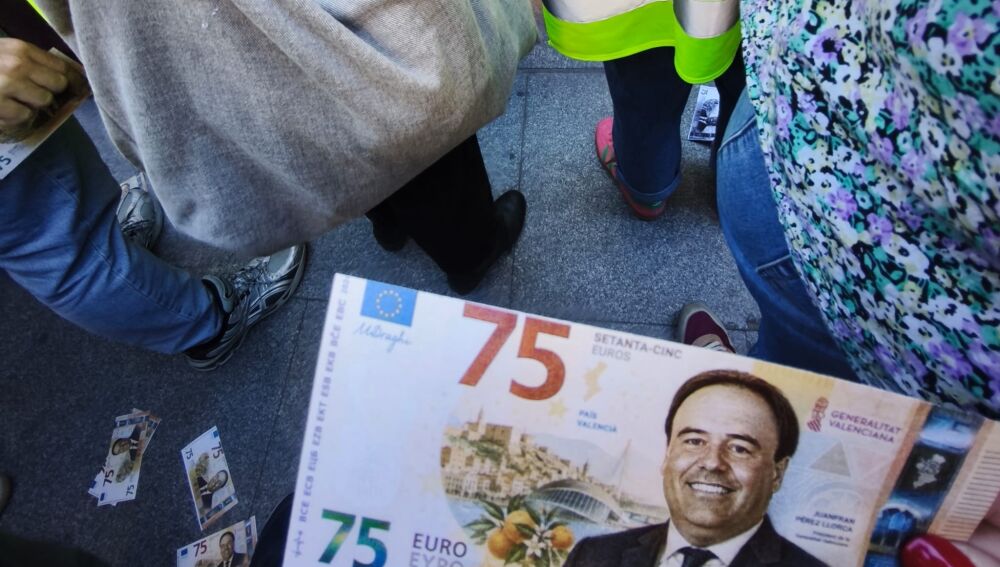 Billete lanzado por los manifestantes durante la concentración docente frente al Palau de la Generalitat.