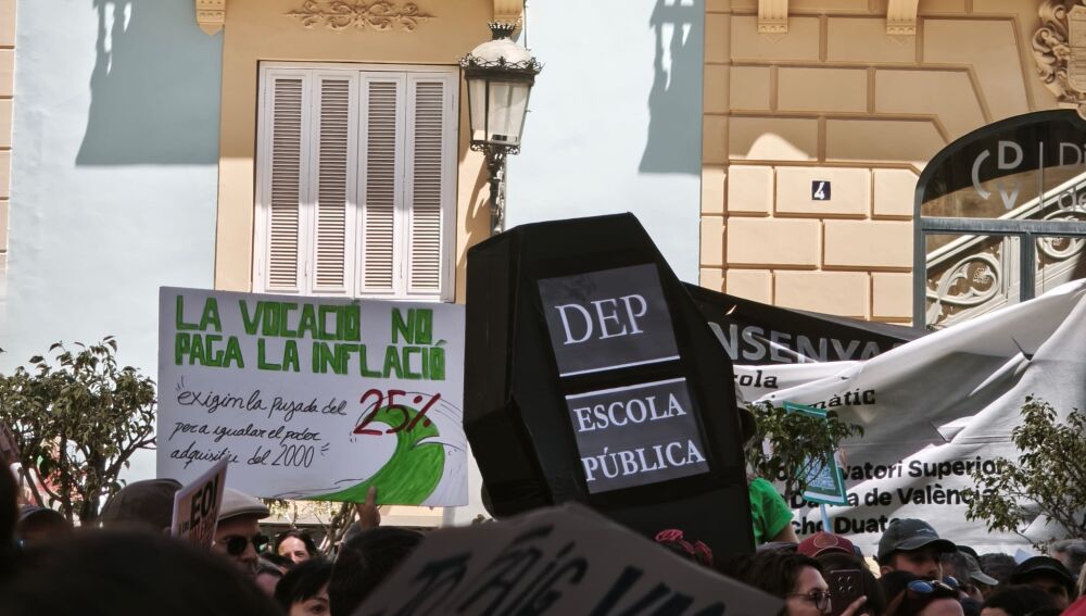 Ataúd mostrado en la concentración de docentes frente al Palau de la Generalitat (València).