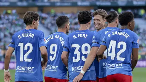 El Elche celebra el gol de Héctor Fort en La Cartuja ante el Real Betis Balompié. El Elche celebra el gol de Héctor Fort en La Cartuja ante el Real Betis Balompié.