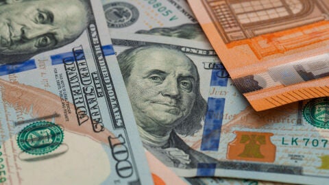Billetes de d&oacute;lar y de euro 