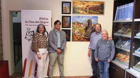 M&oacute;nica Ib&aacute;&ntilde;ez, directora del Museo Municipal de Alzira; Alfons Dom&iacute;nguez, alcalde de Alzira; Antonio Espinar; y Xavier P&eacute;rez, concejal de Patrimonio Hist&oacute;rico