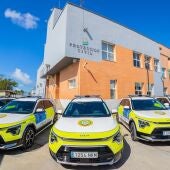 Los nuevos coches de la Policía Local de San Fernando en la puerta de la sede de Protección Civil