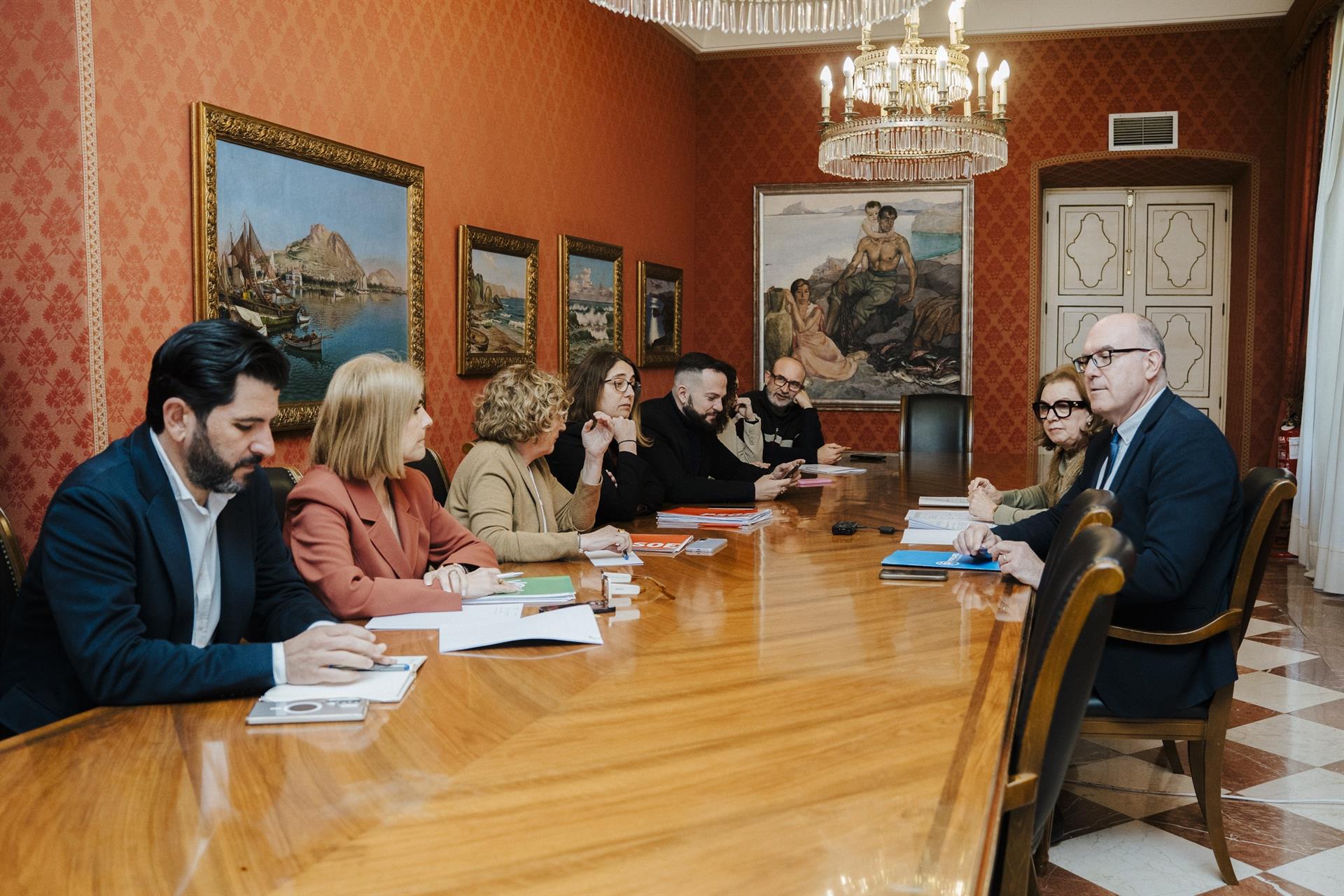 Más funcionarios municipales anuncian que no irán a la próxima comisión municipal sobre las viviendas de Les Naus Más funcionarios municipales anuncian que no irán a la próxima comisión municipal sobre las viviendas de Les Naus