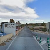 Acceso al colegio Aitana de Elche.