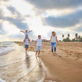 Familia paseando por una de las playas de la Costa Daurada