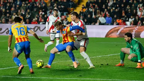 El Valencia recibe al Rayo entre la permanencia y Europa El Valencia recibe al Rayo entre la permanencia y Europa