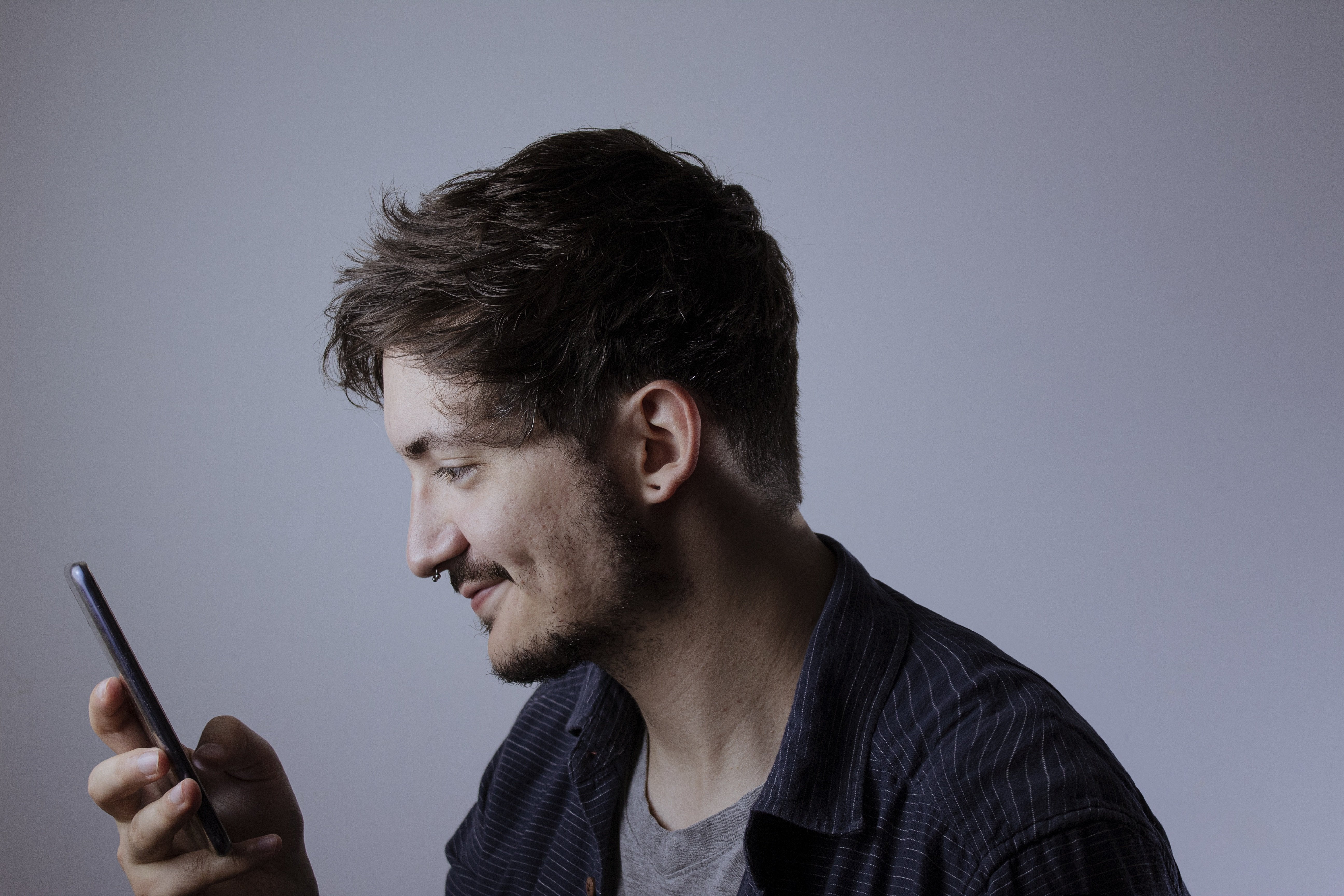 Hombre mirando el teléfono móvil Hombre mirando el teléfono móvil