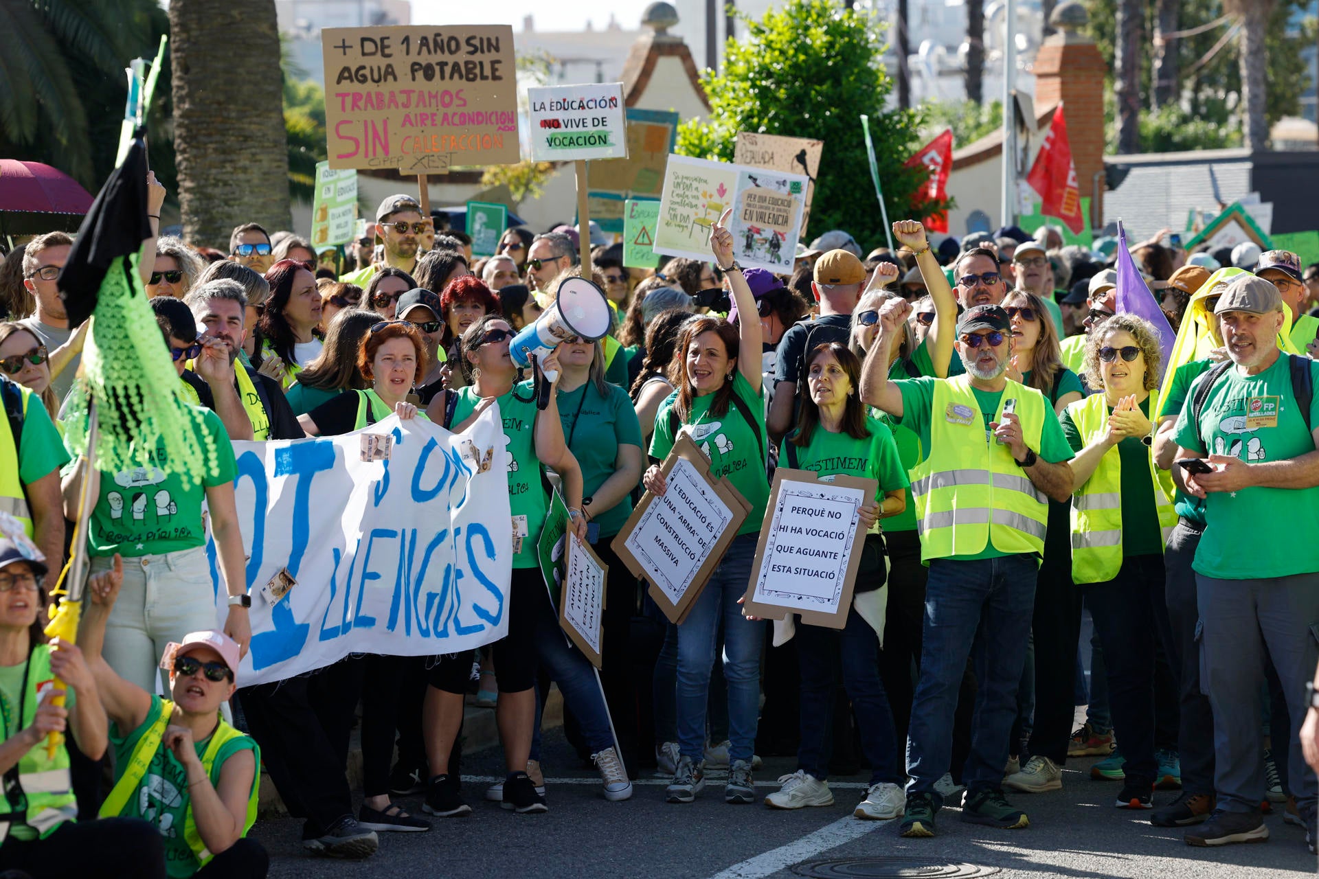 Asociaciones de padres de alumnos reclaman un pacto educativo que ponga fin a esta huelga de docentes "tan dañina para nuestros hijos" Asociaciones de padres de alumnos reclaman un pacto educativo que ponga fin a esta huelga de docentes "tan dañina para nuestros hijos"