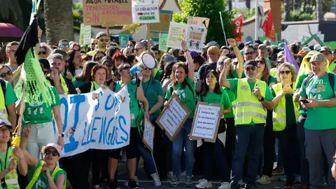 Profesores en huelga protestan durante la reunión entre la Conselleria de Educación y los sindicatos de docentes en la cuarta jornada de la huelga indefinida del profesorado de la Comunitat Valenciana. Profesores en huelga protestan durante la reunión entre la Conselleria de Educación y los sindicatos de docentes en la cuarta jornada de la huelga indefinida del profesorado de la Comunitat Valenciana.