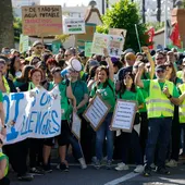 Profesores en huelga protestan durante la reunión entre la Conselleria de Educación y los sindicatos de docentes en la cuarta jornada de la huelga indefinida del profesorado de la Comunitat Valenciana. Profesores en huelga protestan durante la reunión entre la Conselleria de Educación y los sindicatos de docentes en la cuarta jornada de la huelga indefinida del profesorado de la Comunitat Valenciana.