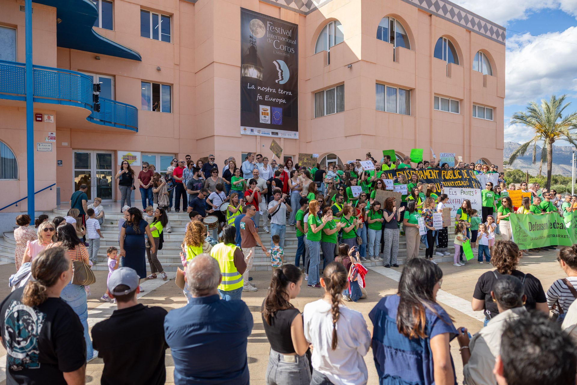 Más de 300 personas se concentran en l’Alfàs del Pi en defensa de la escuela pública Más de 300 personas se concentran en l’Alfàs del Pi en defensa de la escuela pública