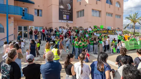 Más de 300 personas se concentran en l’Alfàs del Pi en defensa de la escuela pública Más de 300 personas se concentran en l’Alfàs del Pi en defensa de la escuela pública