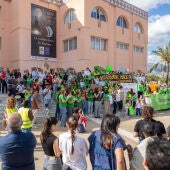 Más de 300 personas se concentran en l’Alfàs del Pi en defensa de la escuela pública 