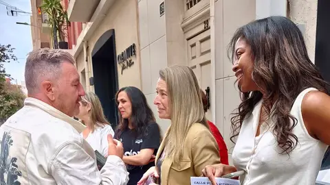 Nuestro querido colaborador Miguel Noguera, del establecimiento 'el viejo zapatero' conversa con la concejala Lidia López Nuestro querido colaborador Miguel Noguera, del establecimiento 'el viejo zapatero' conversa con la concejala Lidia López