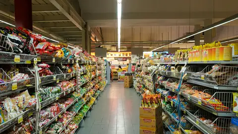 Imagen de archivo de un supermercado. Imagen de archivo de un supermercado.
