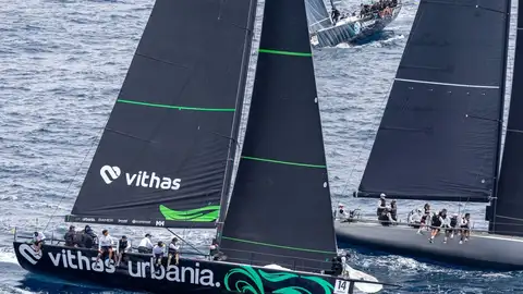 Vithas refuerza su apoyo al deporte dando nombre al equipo ‘Vithas Urbania’, que compite con éxito en las principales regatas Vithas refuerza su apoyo al deporte dando nombre al equipo ‘Vithas Urbania’, que compite con éxito en las principales regatas