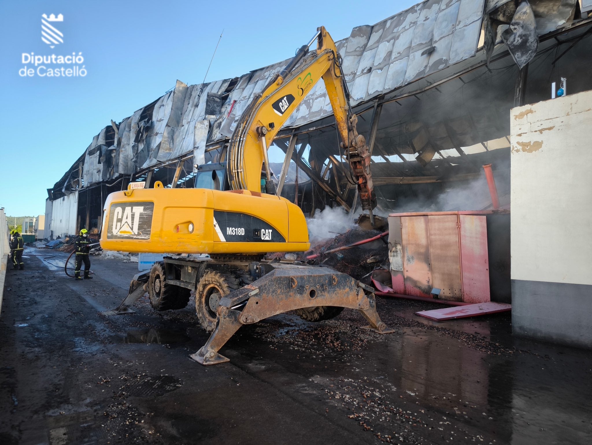 Controlado el incendio en la empresa de procesado de almendra en Vall d'Alba Controlado el incendio en la empresa de procesado de almendra en Vall d'Alba