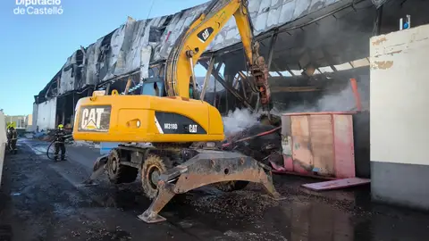 Controlado el incendio en la empresa de procesado de almendra en Vall d'Alba Controlado el incendio en la empresa de procesado de almendra en Vall d'Alba