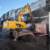 Controlado el incendio en la empresa de procesado de almendra en Vall d'Alba
