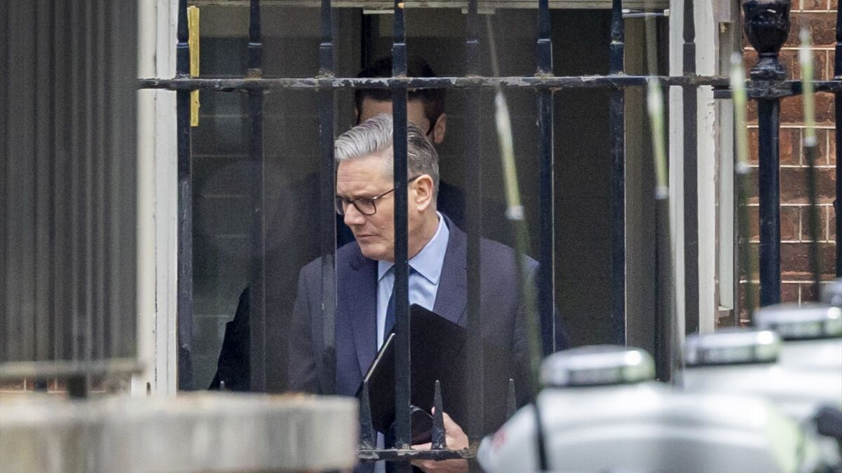 Qué pasa en Reino Unido: Starmer al borde del abismo tras la dimisión del ministro de Sanidad para plantarle cara