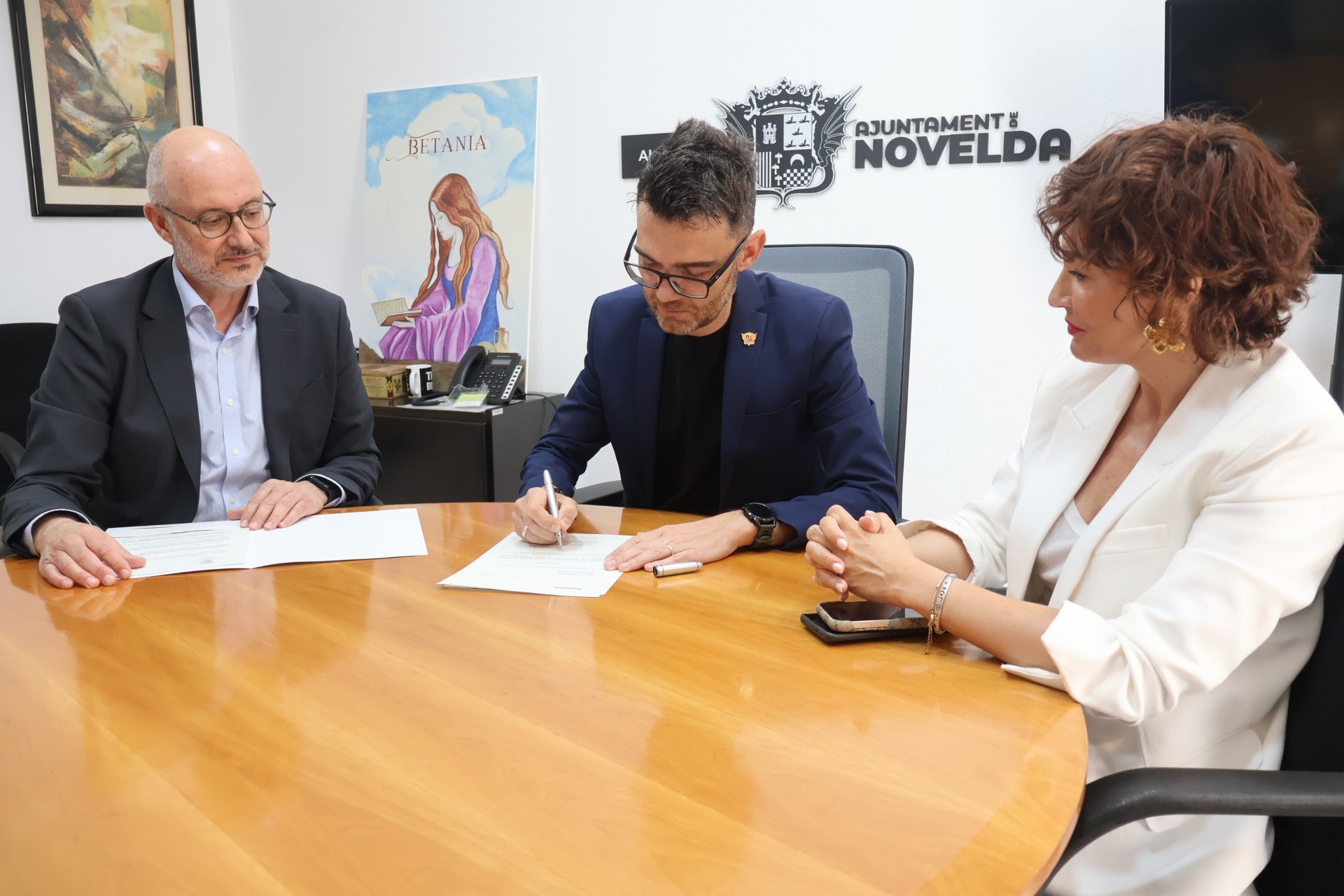 Novelda firma el documento de cancelación de la deuda histórica Novelda firma el documento de cancelación de la deuda histórica