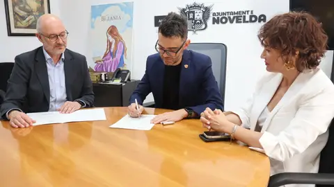 Novelda firma el documento de cancelación de la deuda histórica Novelda firma el documento de cancelación de la deuda histórica