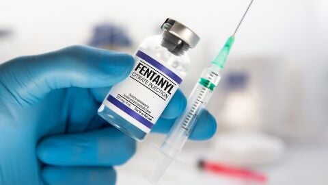 Un profesional sanitario sujeta una dosis de fentanilo/ Europa Press