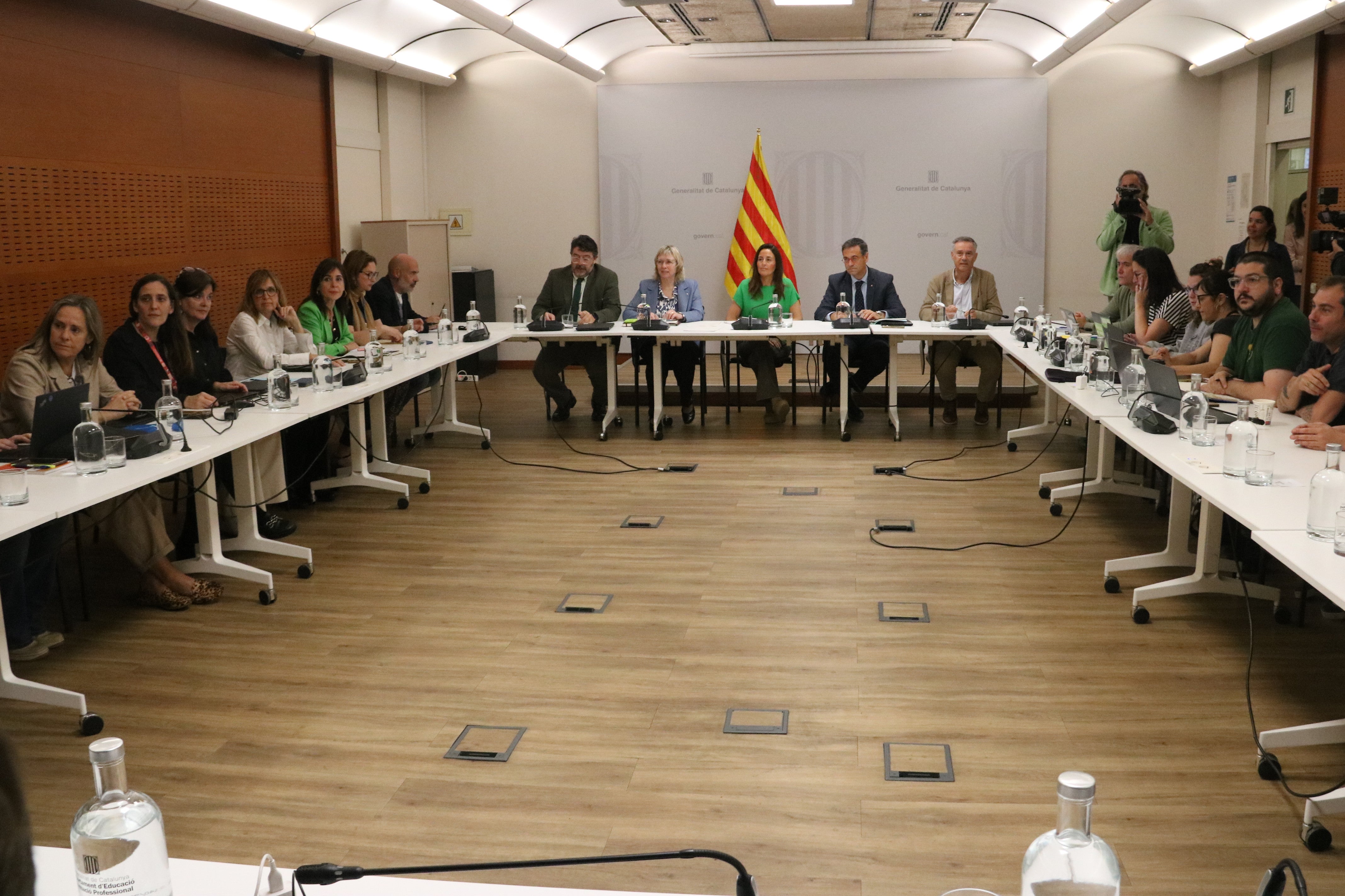 La reunió entre Educació i els sindicats acaba sense acord: les vagues continuen La reunió entre Educació i els sindicats acaba sense acord: les vagues continuen